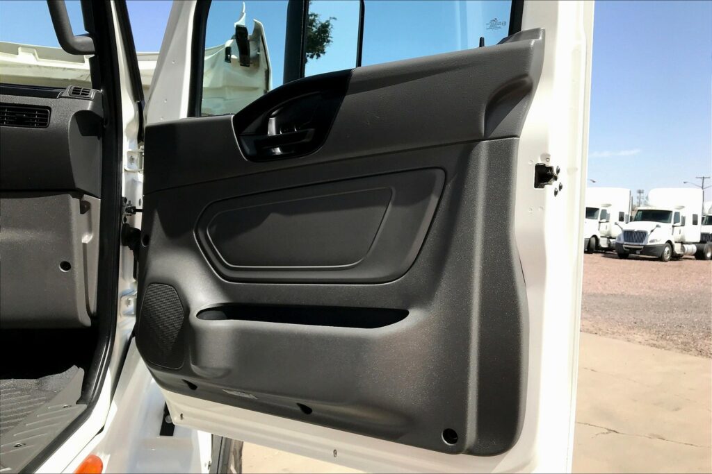 2022 CUM LT625 6×4 Sleeper