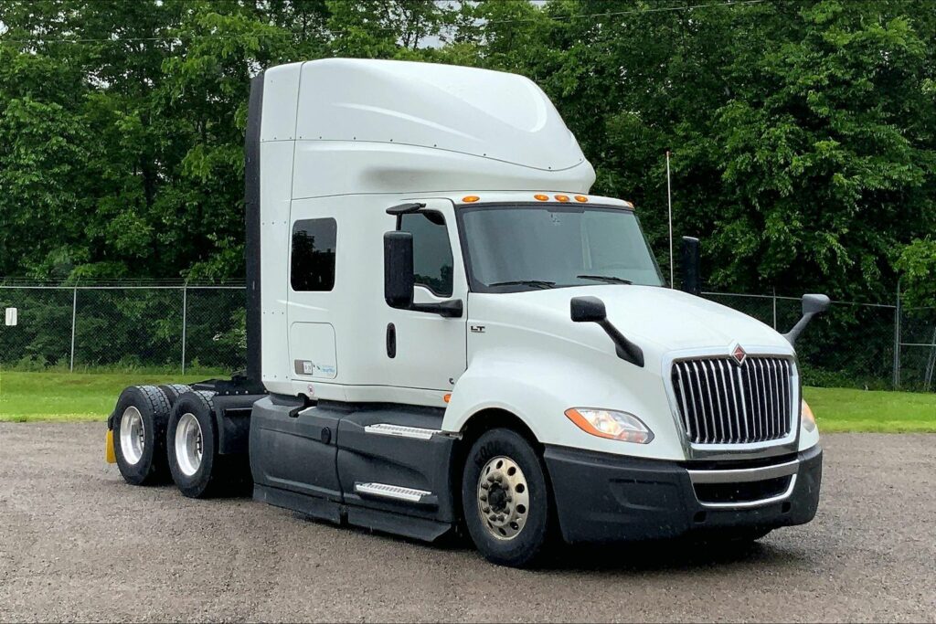 2022 CUM LT625 6×4 Sleeper