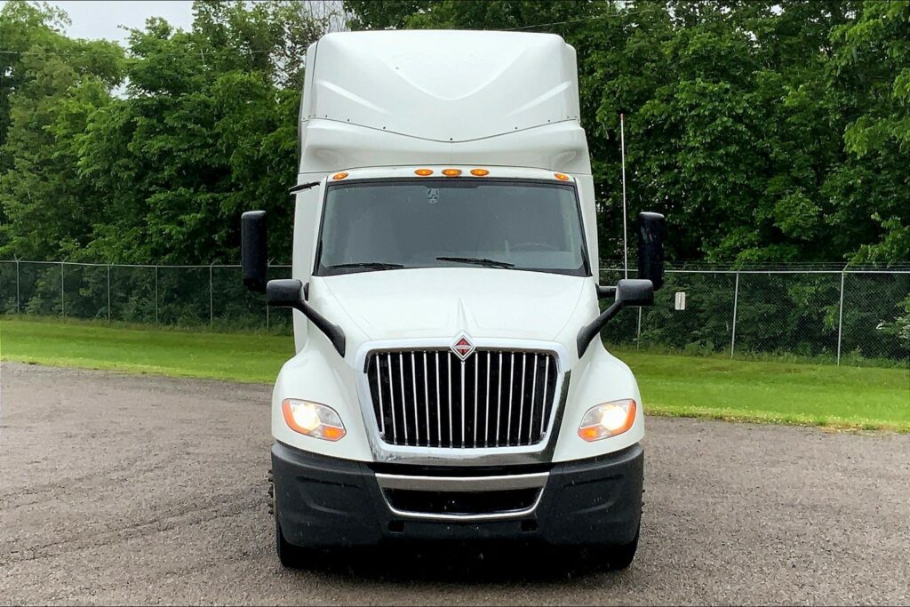 2022 CUM LT625 6×4 Sleeper