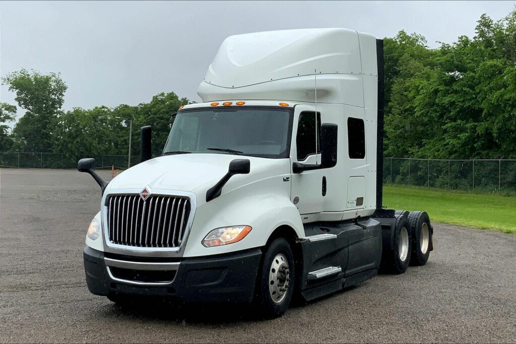 2022 CUM LT625 6×4 Sleeper