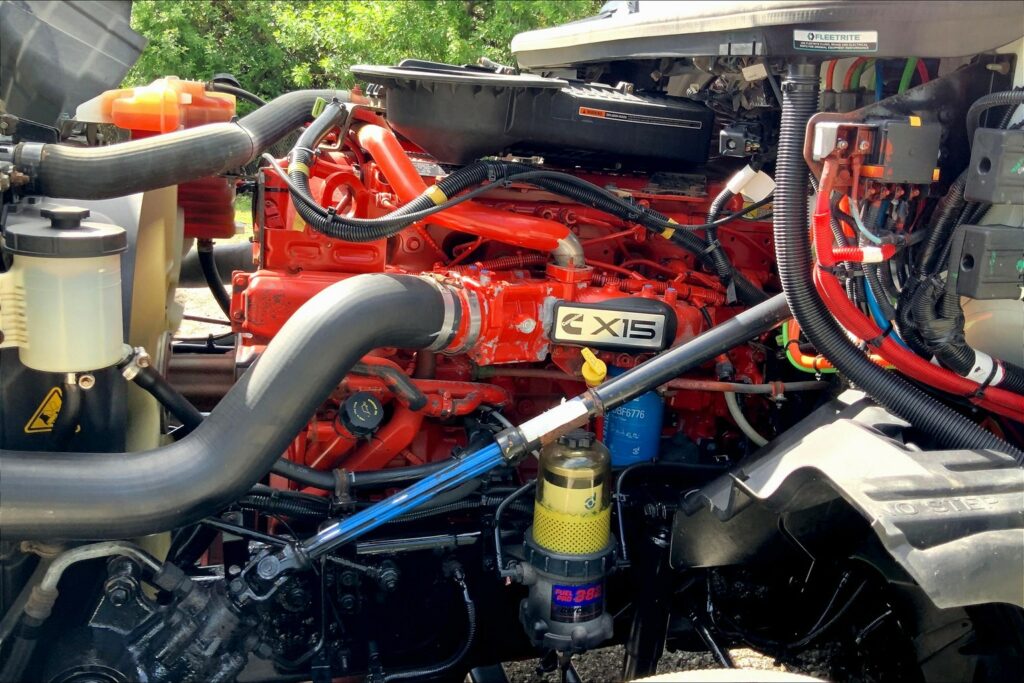 2021 CUM LT625 6×4 Sleeper