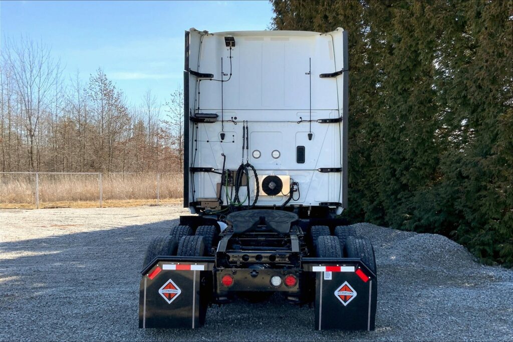 2021 CUM LT625 6×4 Sleeper