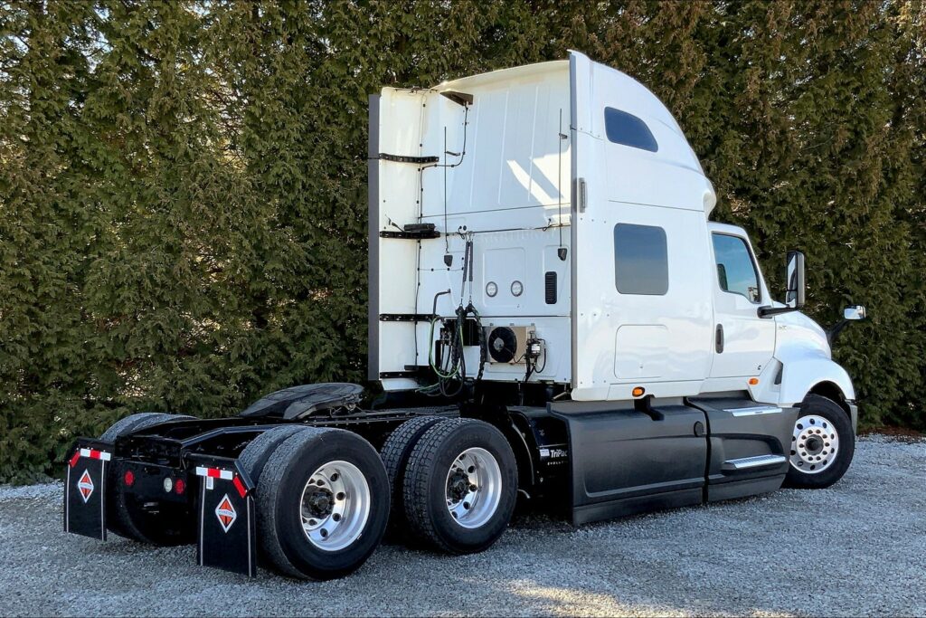 2021 CUM LT625 6×4 Sleeper