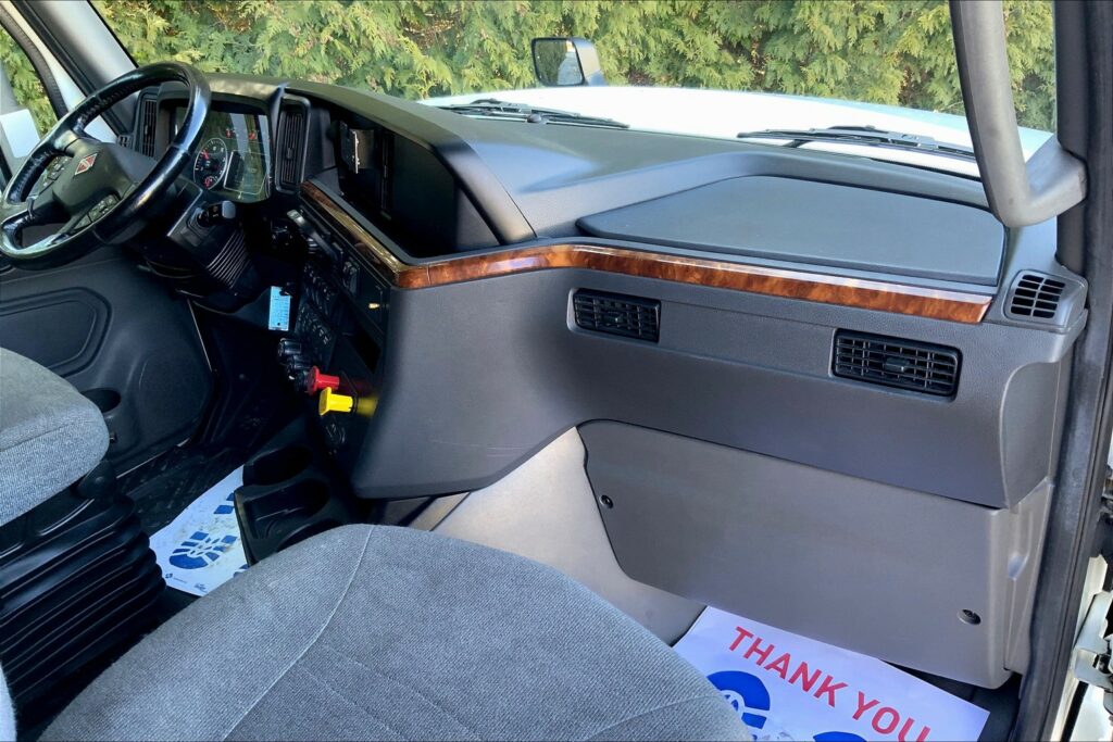 2021 CUM LT625 6×4 Sleeper