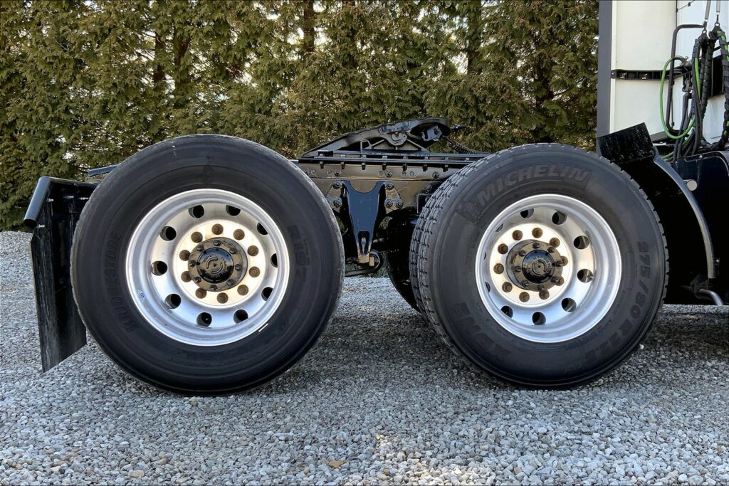 2021 CUM LT625 6×4 Sleeper