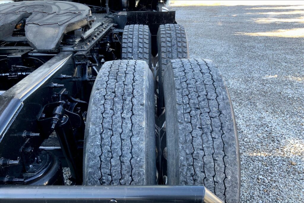 2021 CUM LT625 6×4 Sleeper