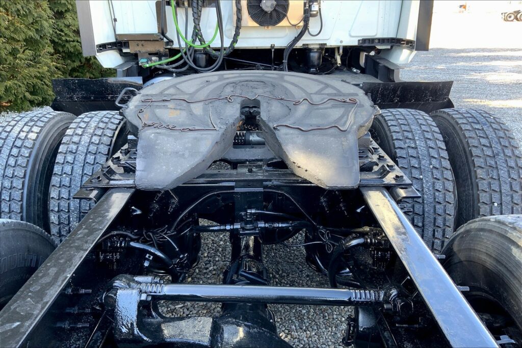 2021 CUM LT625 6×4 Sleeper