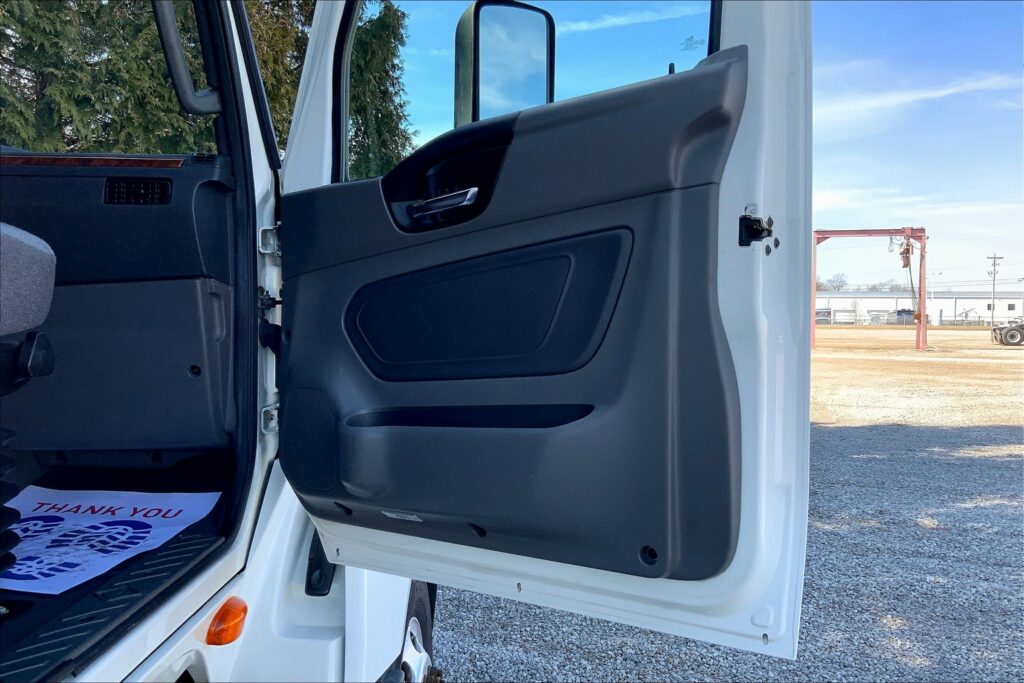 2021 CUM LT625 6×4 Sleeper