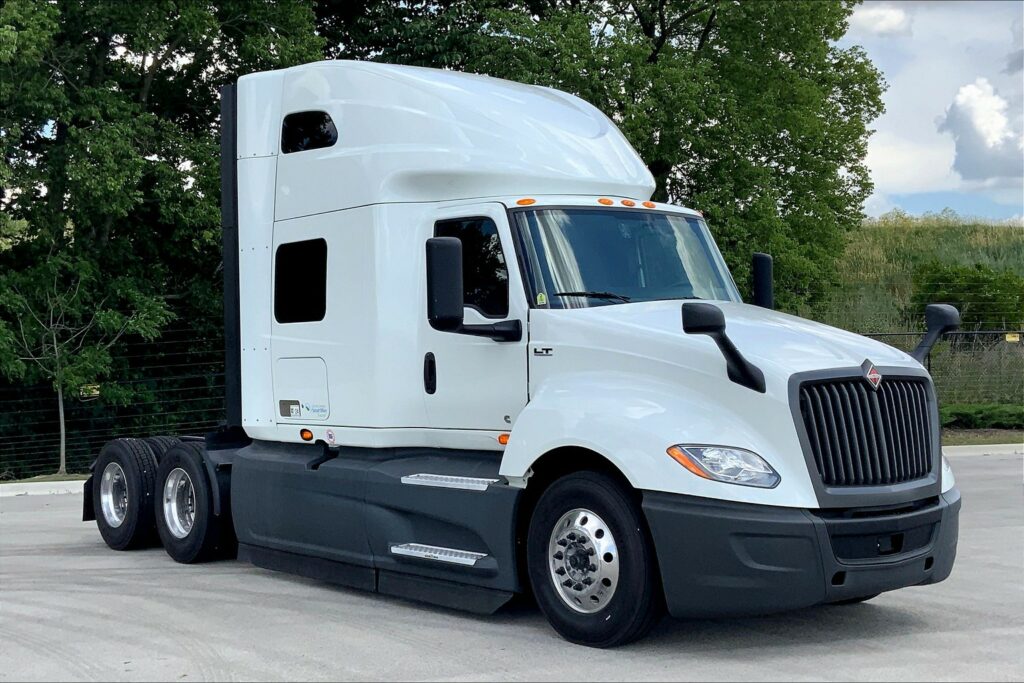 2022 CUM LT625 6×4 Sleeper