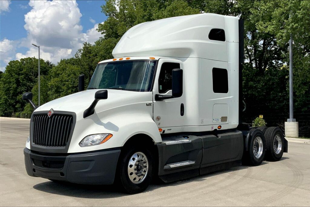 2022 CUM LT625 6×4 Sleeper