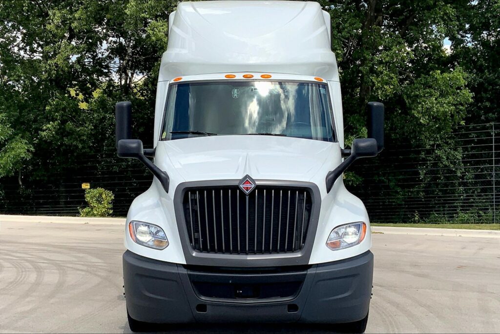 2022 CUM LT625 6×4 Sleeper