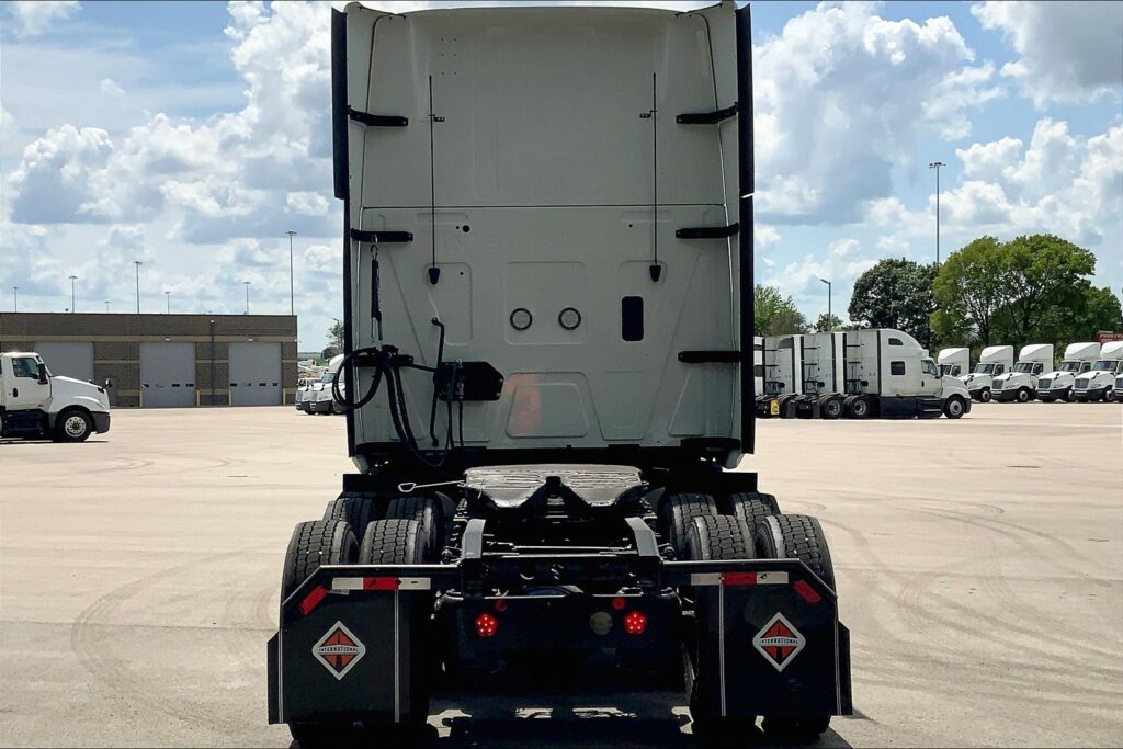 2022 CUM LT625 6×4 Sleeper