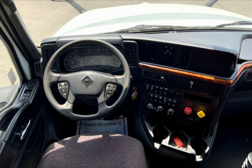 2022 CUM LT625 6×4 Sleeper