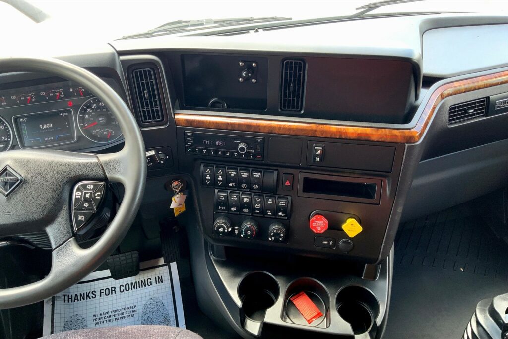 2022 CUM LT625 6×4 Sleeper