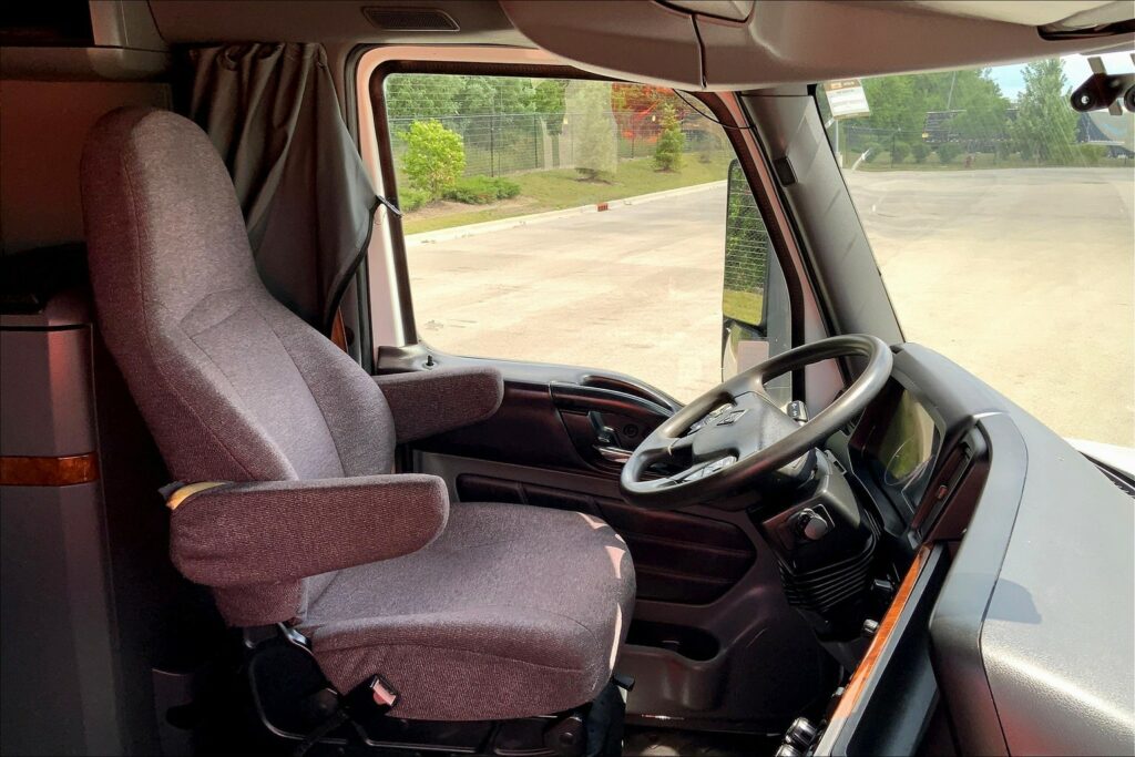 2022 CUM LT625 6×4 Sleeper