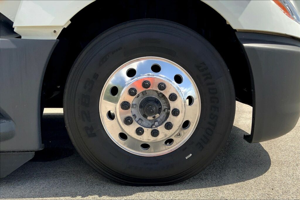 2022 CUM LT625 6×4 Sleeper