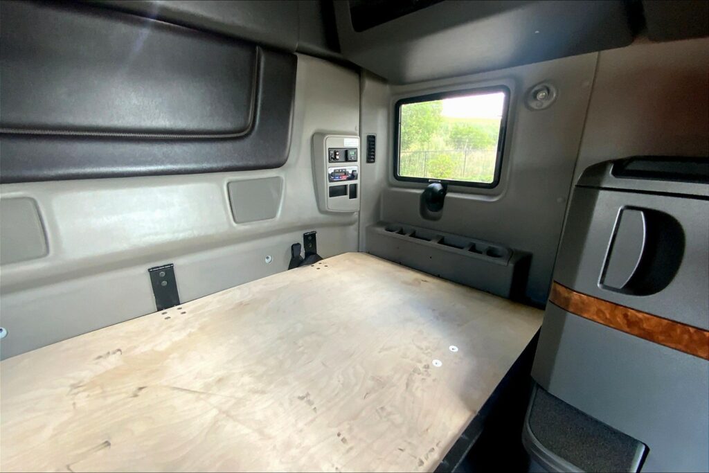 2022 CUM LT625 6×4 Sleeper