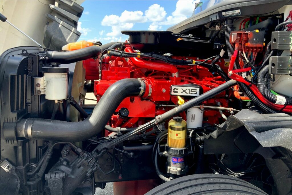 2022 CUM LT625 6×4 Sleeper