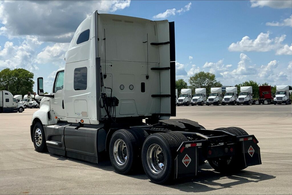 2022 CUM LT625 6×4 Sleeper