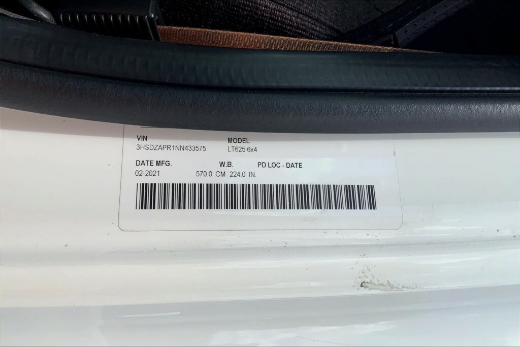 2022 CUM LT625 6×4 Sleeper