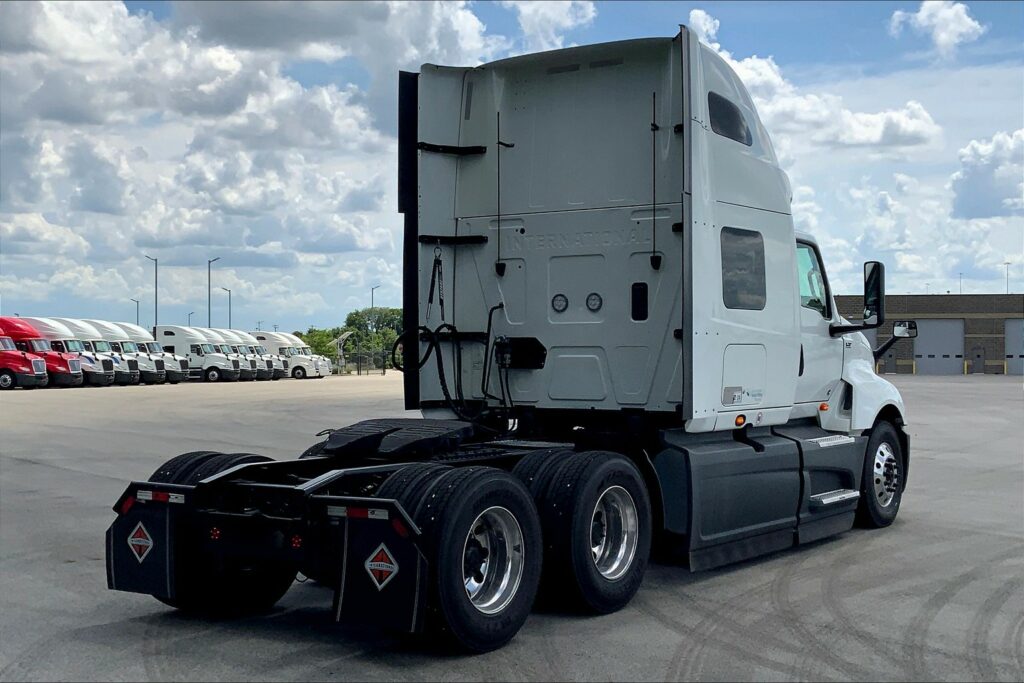 2022 CUM LT625 6×4 Sleeper