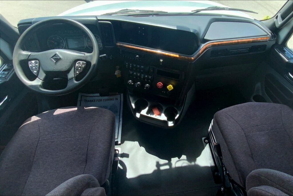 2022 CUM LT625 6×4 Sleeper