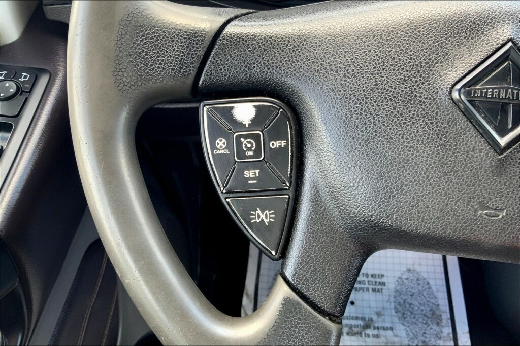 2022 CUM LT625 6×4 Sleeper