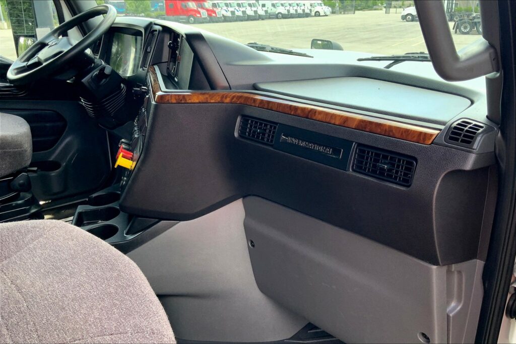 2022 CUM LT625 6×4 Sleeper