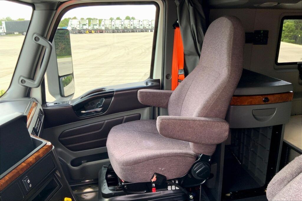 2022 CUM LT625 6×4 Sleeper