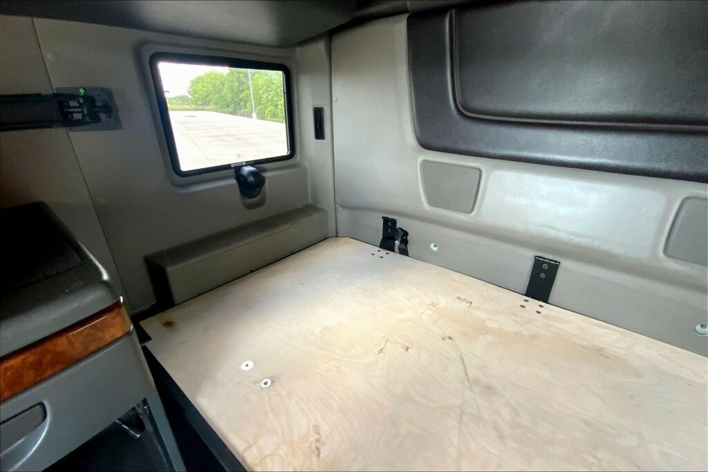 2022 CUM LT625 6×4 Sleeper