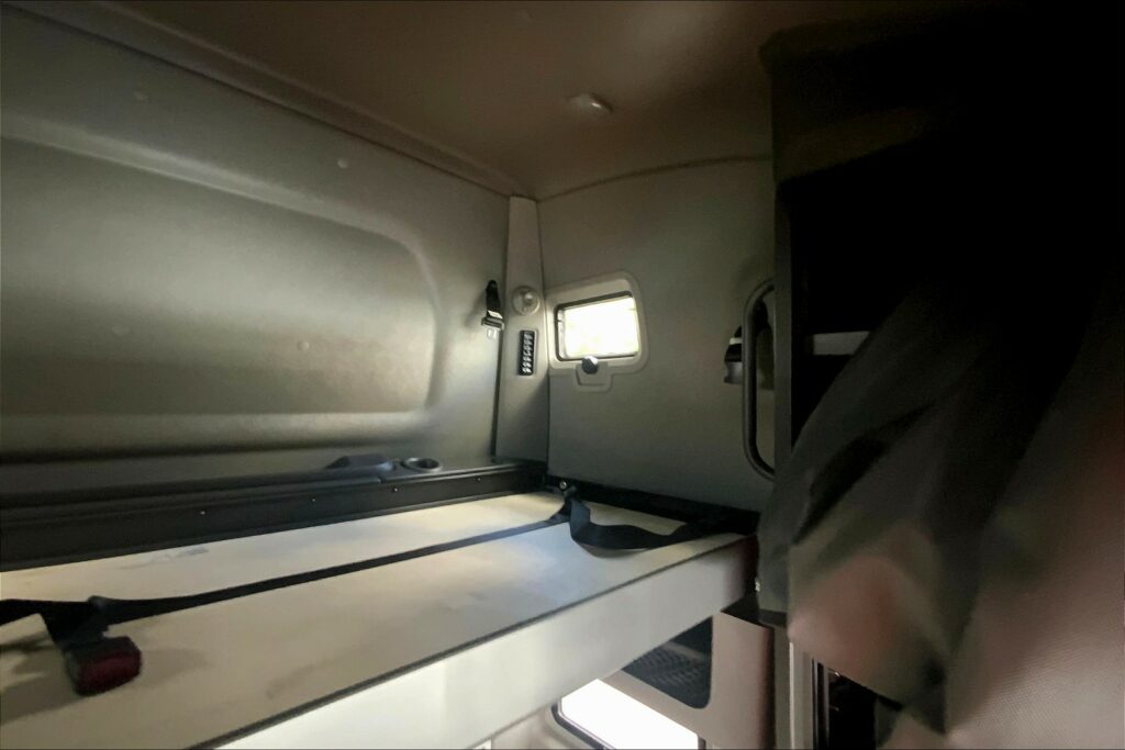 2022 CUM LT625 6×4 Sleeper