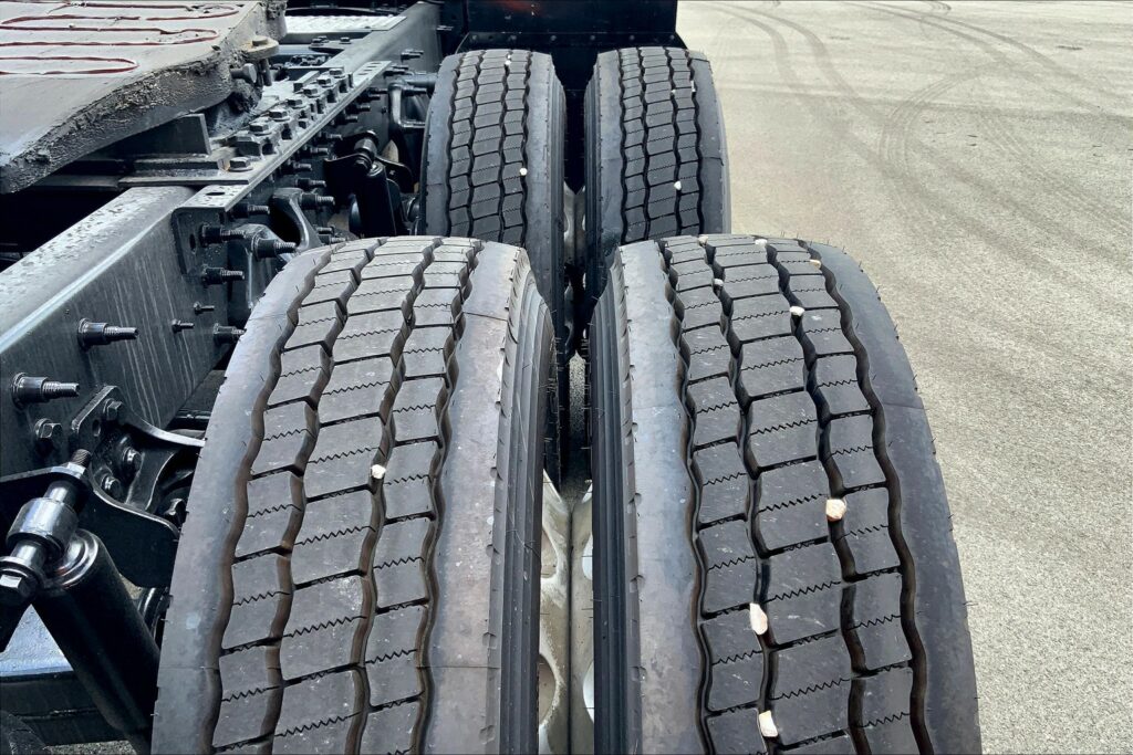 2022 CUM LT625 6×4 Sleeper