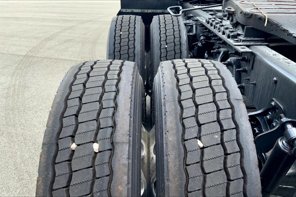 2022 CUM LT625 6×4 Sleeper