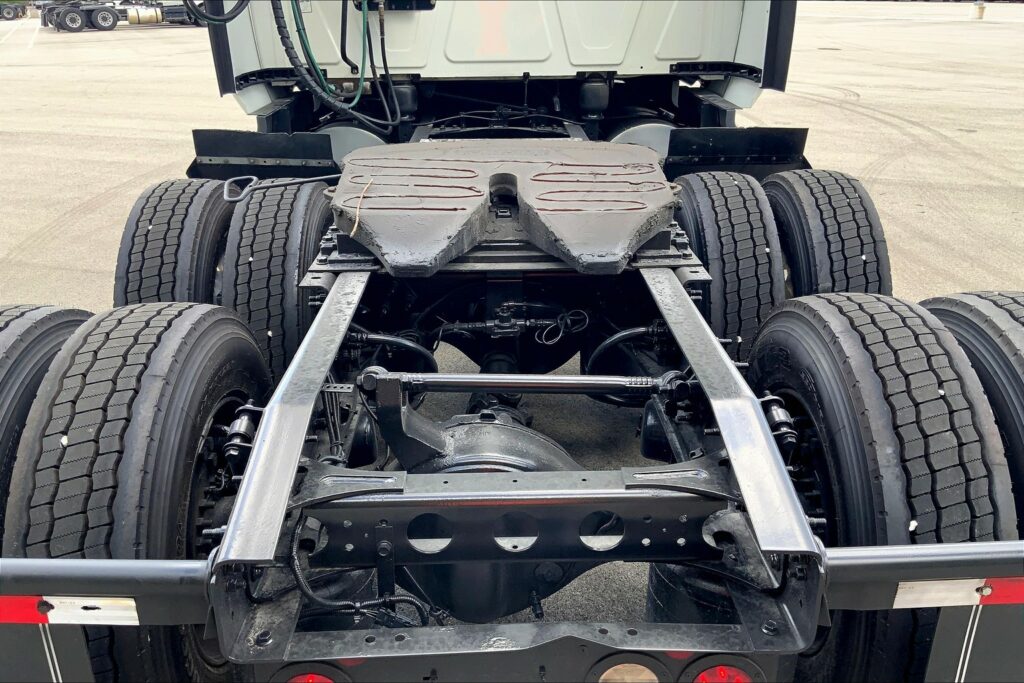 2022 CUM LT625 6×4 Sleeper