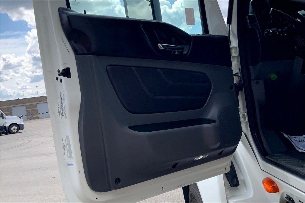 2022 CUM LT625 6×4 Sleeper