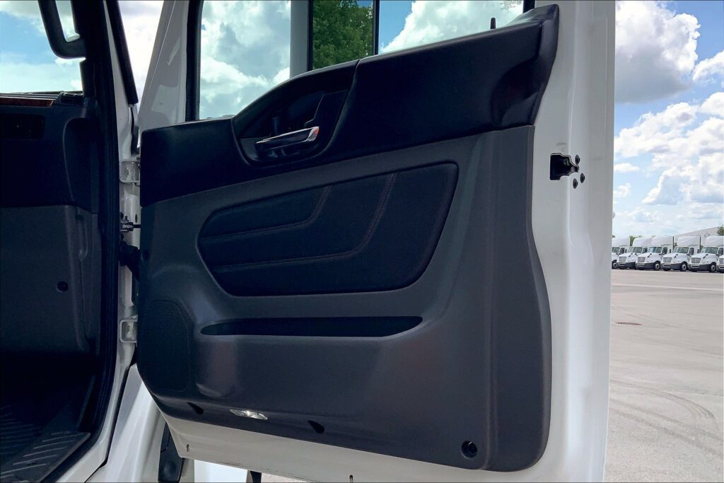 2022 CUM LT625 6×4 Sleeper