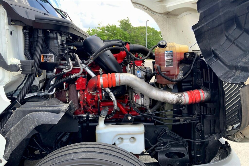 2022 CUM LT625 6×4 Sleeper