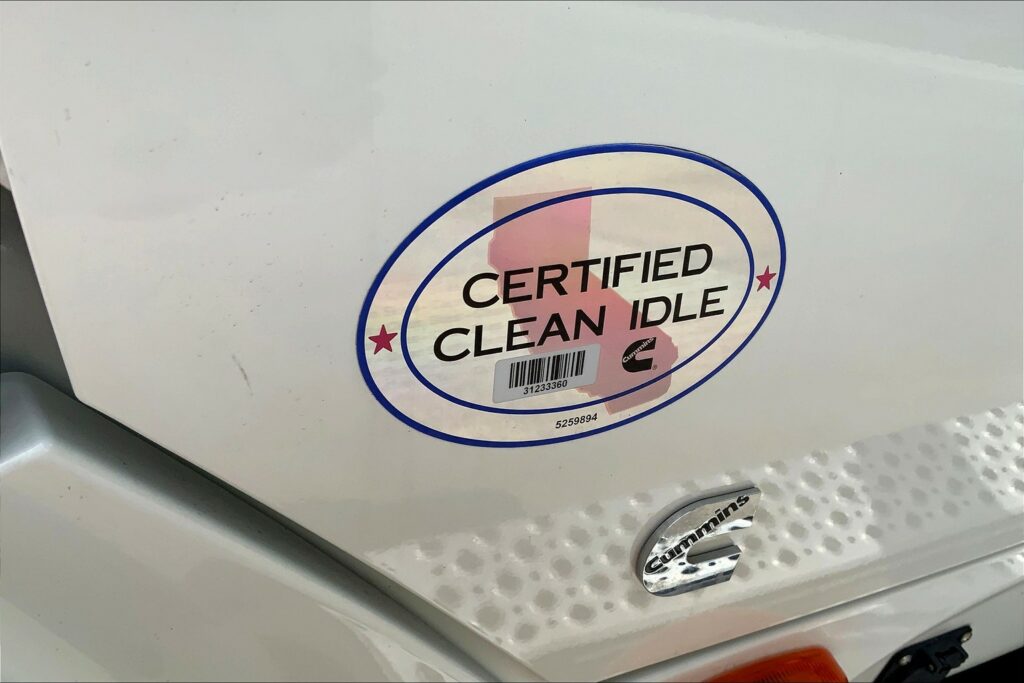 2022 CUM LT625 6×4 Sleeper