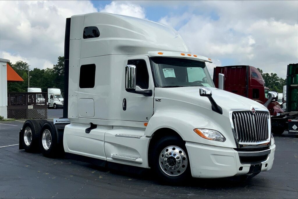 2024 CUM LT625 6X4 Sleeper