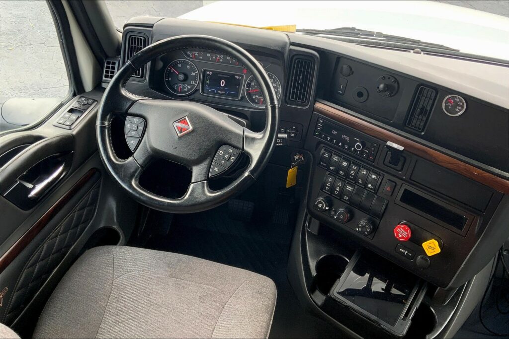 2024 CUM LT625 6X4 Sleeper