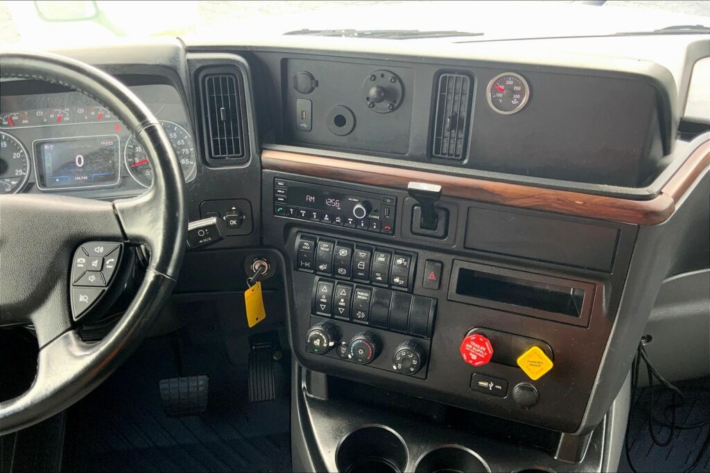 2024 CUM LT625 6X4 Sleeper