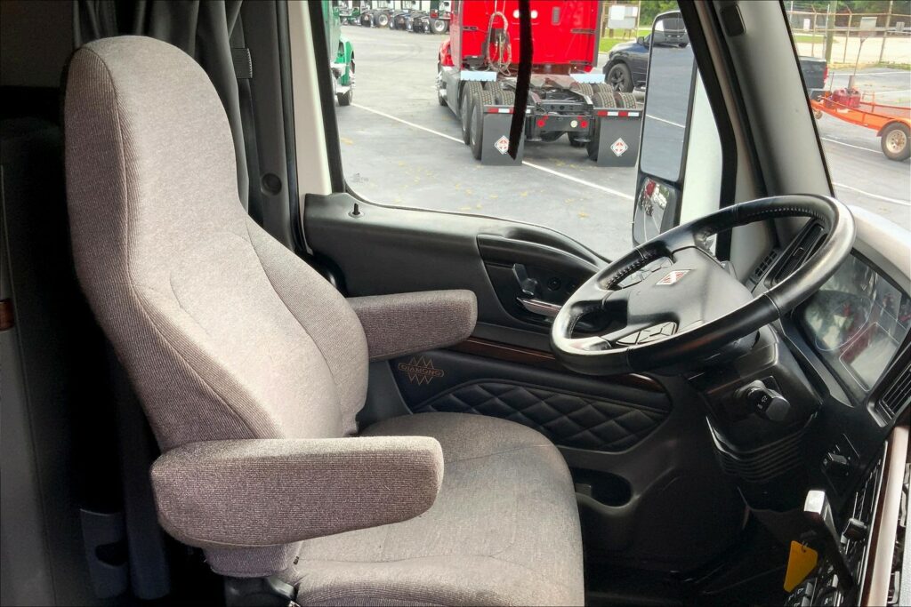 2024 CUM LT625 6X4 Sleeper