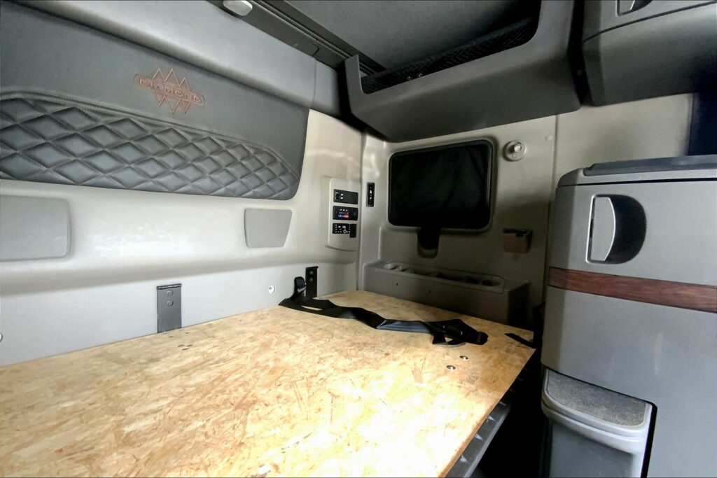 2024 CUM LT625 6X4 Sleeper