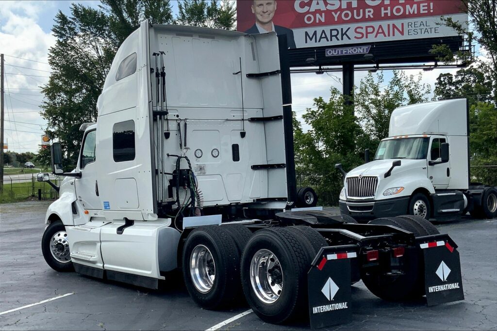 2024 CUM LT625 6X4 Sleeper