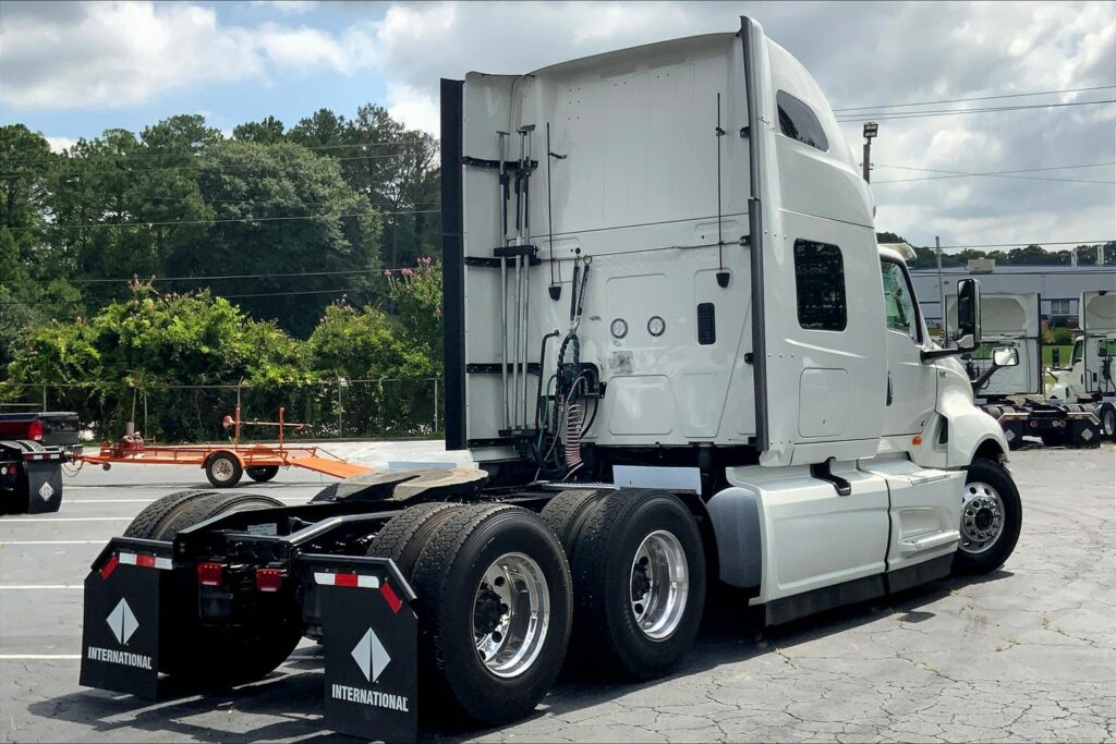 2024 CUM LT625 6X4 Sleeper