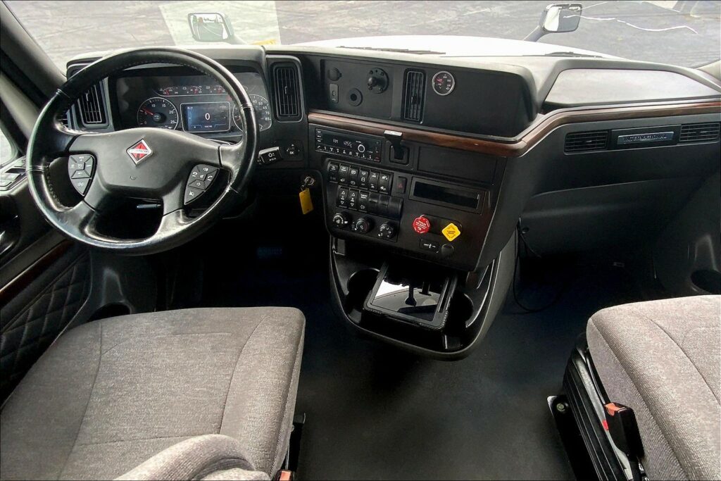 2024 CUM LT625 6X4 Sleeper