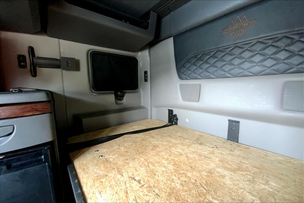 2024 CUM LT625 6X4 Sleeper