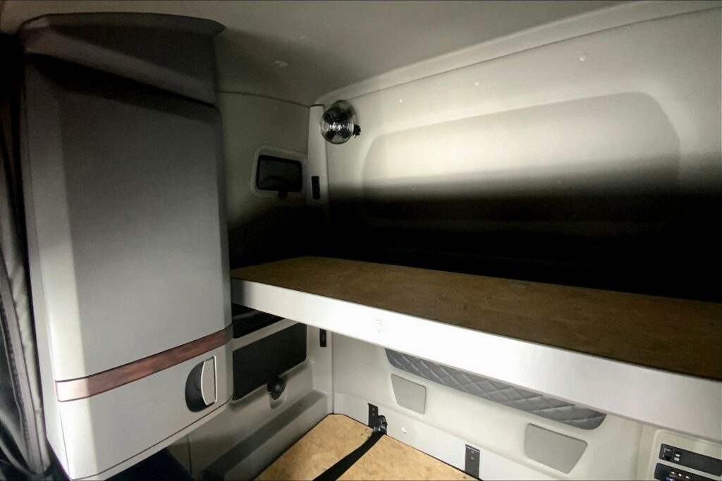 2024 CUM LT625 6X4 Sleeper