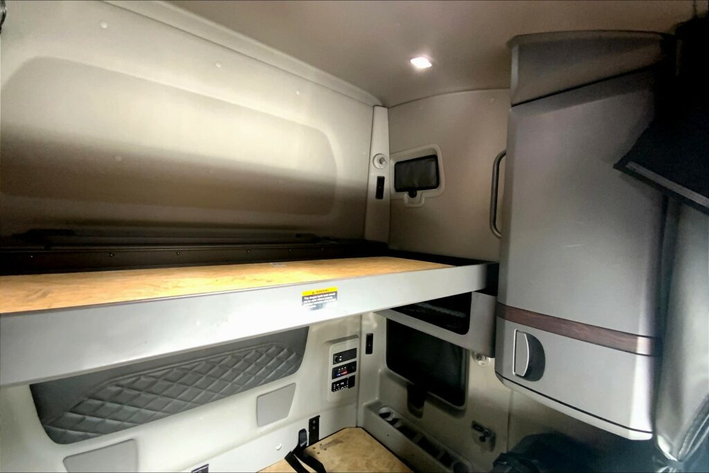 2024 CUM LT625 6X4 Sleeper