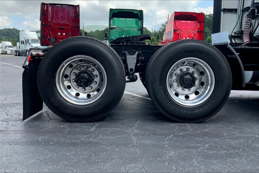 2024 CUM LT625 6X4 Sleeper